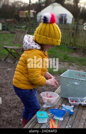 Un bambino che fa e gioca con playdoh, Regno Unito Foto Stock