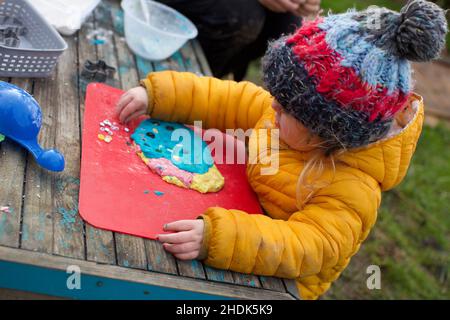 Un bambino che fa e gioca con playdoh, Regno Unito Foto Stock