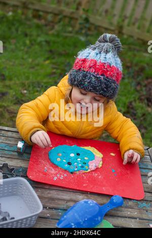 Un bambino che fa e gioca con playdoh, Regno Unito Foto Stock