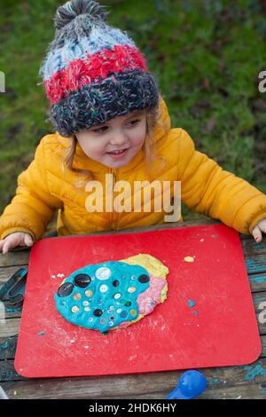 Un bambino che fa e gioca con playdoh, Regno Unito Foto Stock