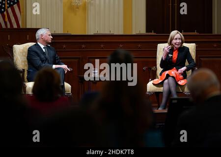 Washington, Stati Uniti. 06th Jan 2022. Gli storici Jon Meacham, a sinistra, e Doris Kearns Goodwin, a destra, partecipano a un evento su Capitol Hill a Washington, giovedì 6 gennaio, su come “stabilire e preservare la storia del 6th gennaio”. L’evento ha segnato il primo anniversario dell’insurrezione del Campidoglio degli Stati Uniti, il violento attacco da parte dei sostenitori di Trump che ha fondamentalmente cambiato il Congresso e sollevato preoccupazioni globali sul futuro della democrazia americana. (Foto di Susan Walsh/Pool/Sipa USA) Credit: Sipa USA/Alamy Live News Foto Stock