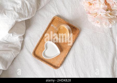 Composizione stile di vita di San Valentino. Scena Mockup STILL LIFE con piatto e tazza di caffè. Colazione in camera. Sfondo biancheria. Disposizione piatta, vista dall'alto Foto Stock