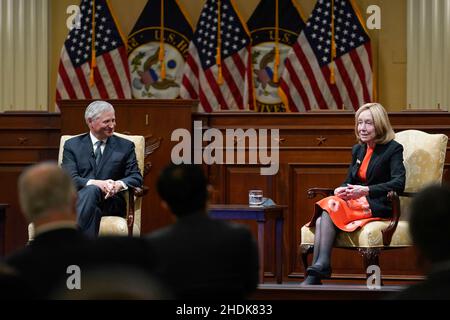 Washington, Stati Uniti. 06th Jan 2022. Gli storici Jon Meacham, a sinistra, e Doris Kearns Goodwin, a destra, partecipano a un evento su Capitol Hill a Washington, giovedì 6 gennaio, su come “stabilire e preservare la storia del 6th gennaio”. L’evento ha segnato il primo anniversario dell’insurrezione del Campidoglio degli Stati Uniti, il violento attacco da parte dei sostenitori di Trump che ha fondamentalmente cambiato il Congresso e sollevato preoccupazioni globali sul futuro della democrazia americana. (Foto di Susan Walsh/Pool/Sipa USA) Credit: Sipa USA/Alamy Live News Foto Stock