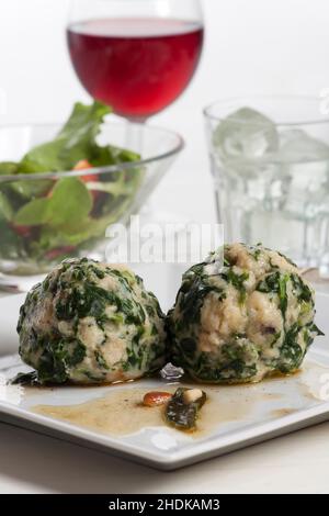 spinaci, gnocchi, strangolapreti, crostini spinaci, spinaci, gnocchi Foto Stock