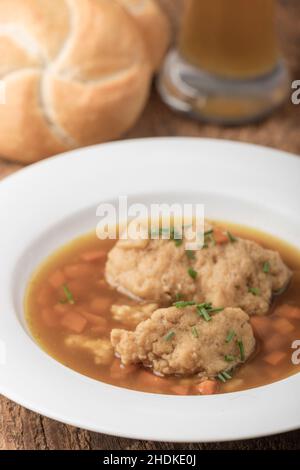 Brodo con gnocchi di semolino Foto Stock