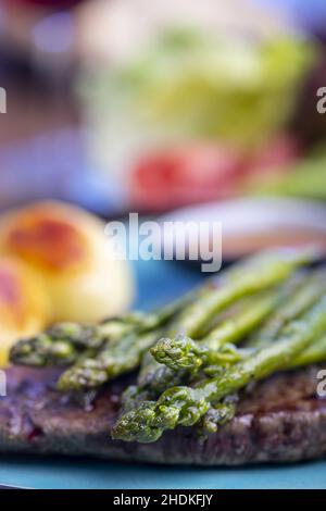 asparagi, bistecca di manzo, spare di asparagi, lance di asparagi, bistecche di manzo Foto Stock