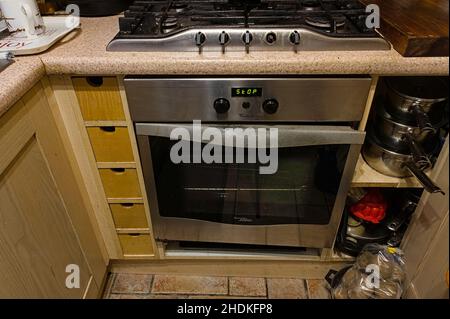 Forno a idromassaggio con porta rotta e manopola di comando mancante in una cucina casalinga Foto Stock