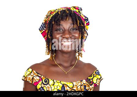 bella giovane donna che indossa tradizionale lonstraccio guardando la macchina fotografica sorridente. Foto Stock