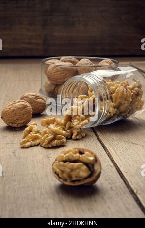 Dadi che escono da un vaso di vetro su un tavolo di legno in un ambiente scuro. Foto di alta qualità Foto Stock
