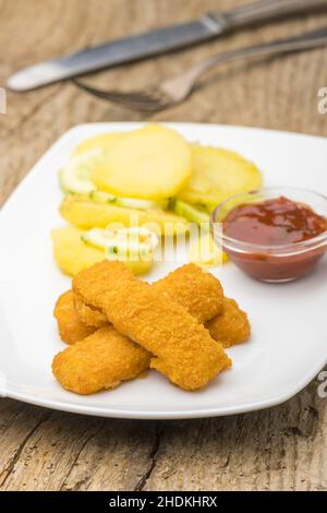 insalata di patate, snack, bastoncini di pesce, patate insalate, snack, dito di pesce Foto Stock