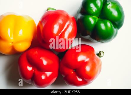 Peperoni colorati su un tavolo bianco Foto Stock