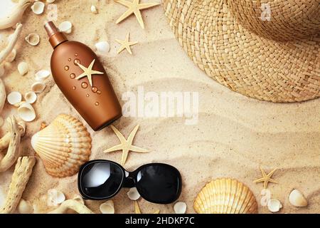 cappello da sole, occhiali da sole, ombrellone, crema solare, cappelli da sole, occhiali, occhiali, occhiali, occhiali, occhiali, ombrelloni, lozioni solari Foto Stock