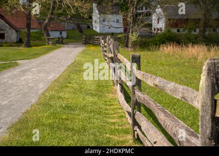 Recinzione di legno lungo il percorso a piedi conduce al villaggio coloniale americano. Foto Stock