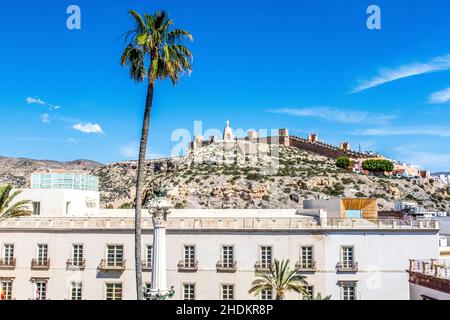 Muro di Jayrán (un muro moresco), statua di Gesù Cristo e Cerro San Cristobal Hill in Almeria, Andalusia, Spagna - Europa Foto Stock