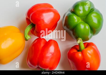 Peperoni colorati su un tavolo bianco Foto Stock