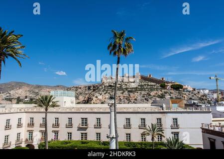 Muro di Jayrán (un muro moresco), statua di Gesù Cristo e Cerro San Cristobal Hill in Almeria, Andalusia, Spagna - Europa Foto Stock