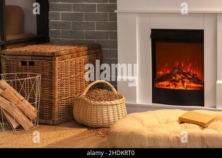 Legna da ardere in cesti di vimini vicino al camino interno Foto stock -  Alamy