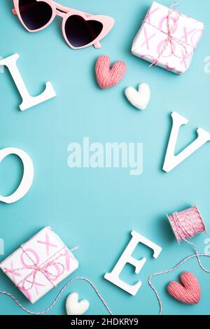 Concetto di buon San Valentino. Sfondo blu verticale con parole d'amore, regali, occhiali da sole. Design di banner per storie sui social media. Foto Stock