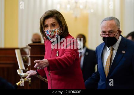 Presidente della Camera dei rappresentanti degli Stati Uniti Nancy Pelosi (democratico della California)., sinistra, e presidente della maggioranza del Senato americano Chuck Schumer (democratico di New York), giusto, arrivano a parlare all'inizio di una discussione con gli storici Doris Kearns Goodwin e Jon Meacham a Capitol Hill a Washington, giovedì, 6 gennaio, su come “stabilire e preservare la storia del gennaio 6th. l’evento ha segnato il primo anniversario dell’insurrezione del Campidoglio degli Stati Uniti, il violento attacco da parte dei sostenitori di Trump che ha fondamentalmente cambiato il Congresso e sollevato preoccupazioni globali sul futuro dell’americano d Foto Stock