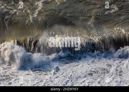 Le onde che si infrangono contro la costa rocciosa vista da High Bluff si affacciano sui Redwood National and state Parks, California, USA Foto Stock