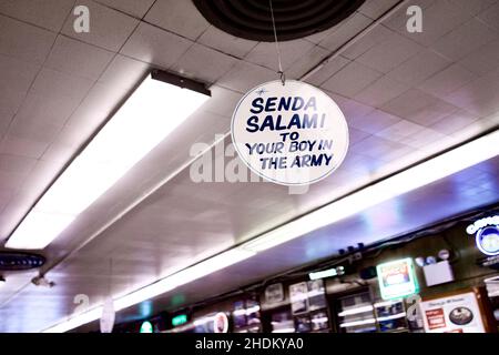 Insegna 'Senda Salami' nel famoso Katz's Deli, situato sul lato inferiore est di Manhattan, NYC, USA Foto Stock