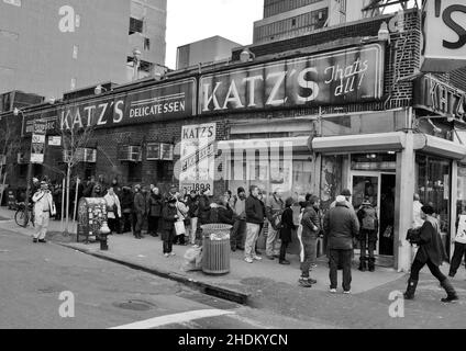 Fuori dal famoso Katz's Deli, situato sul lato inferiore est di Manhattan, NYC, USA. La folla si allinea per entrare. Foto Stock