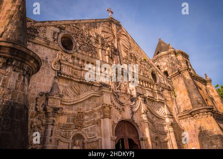 La Chiesa di Miagao, ufficialmente chiamata Chiesa Parrocchiale di Santo Tomás de Villanueva, è una fortezza barocca di epoca spagnola, cattolica romana. Patrimonio mondiale dell'UNESCO. Foto Stock