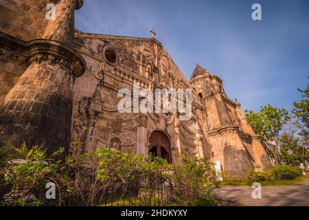 La Chiesa di Miagao, ufficialmente chiamata Chiesa Parrocchiale di Santo Tomás de Villanueva, è una fortezza barocca di epoca spagnola, cattolica romana. Patrimonio mondiale dell'UNESCO. Foto Stock