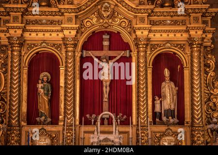 Chiesa di Miagao ufficialmente chiamata Santo Tomás de Villanueva. Altare cattolico romano per il culto eucaristico. Patrimonio mondiale dell'UNESCO. Foto Stock