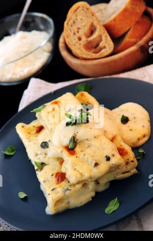 piatto di pasta, cucina italiana, cannelloni, piatti di pasta, involtini, cucina italiana, piatti italiani Foto Stock