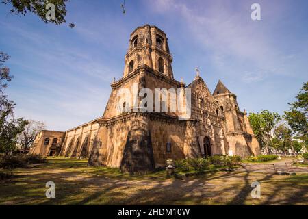 La Chiesa di Miagao, ufficialmente chiamata Chiesa Parrocchiale di Santo Tomás de Villanueva, è una fortezza barocca di epoca spagnola, cattolica romana. Patrimonio mondiale dell'UNESCO. Foto Stock