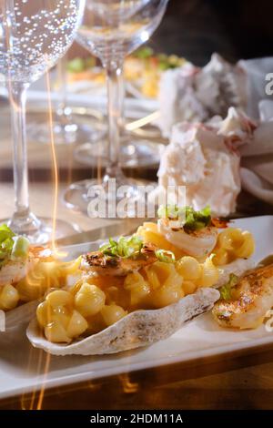 Fantasia matrimonio Hors d'oeuvres gamberi mac e formaggio servito in guscio di ostriche Foto Stock