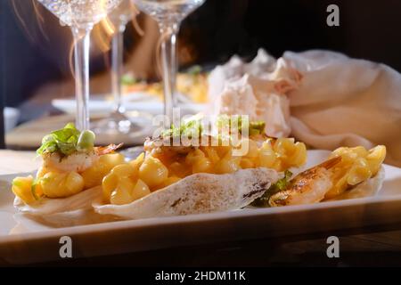 Fantasia matrimonio Hors d'oeuvres gamberi mac e formaggio servito in guscio di ostriche Foto Stock