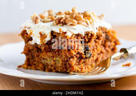 Fetta di torta di carota con glassa di formaggio cremoso da vicino Foto Stock