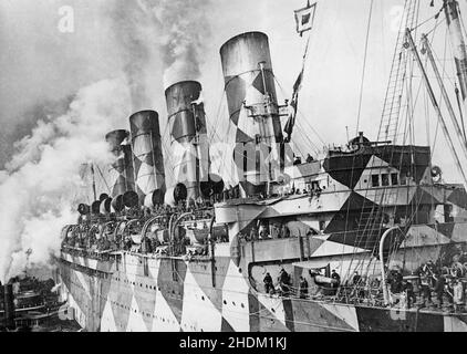 SPEDIZIONE CAMOUFLAGE prima guerra mondiale. Ex nave tedesca Vaterland, rinominata USS Leviathan, come vettore di truppe nel 1917. Foto Stock