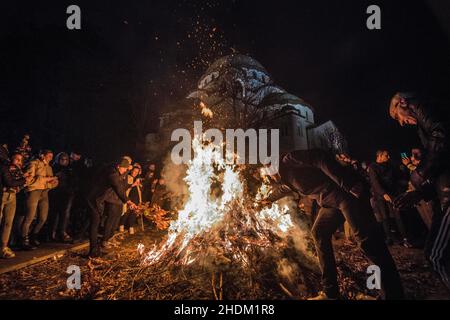 Falò tradizionale durante la vigilia di Natale ortodossa. Tempio di Santa Sava, Belgrado Foto Stock