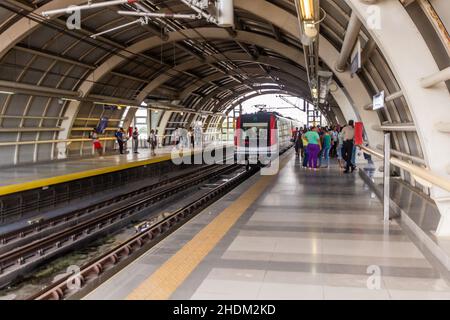 SANTO DOMINGO, REPUBBLICA DOMINICANA - 8 NOVEMBRE 2018: Vista di una stazione della metropolitana a Santo Domingo, capitale della Repubblica Dominicana. Foto Stock