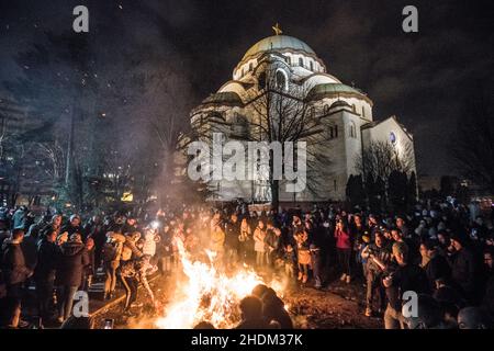 Falò tradizionale durante la vigilia di Natale ortodossa. Tempio di Santa Sava, Belgrado Foto Stock