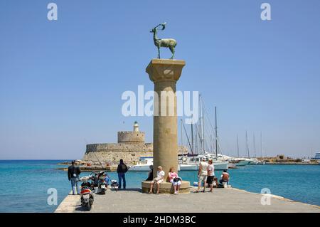 Feste di addio al celibato statua in ingresso al porto di Mandraki, Città di Rodi, rodi, Dodecanneso, Grecia Foto Stock