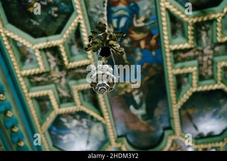 Il censore decorato con foglie di quercia pende dal soffitto della Chiesa di nostra Signora delle rocce Foto Stock