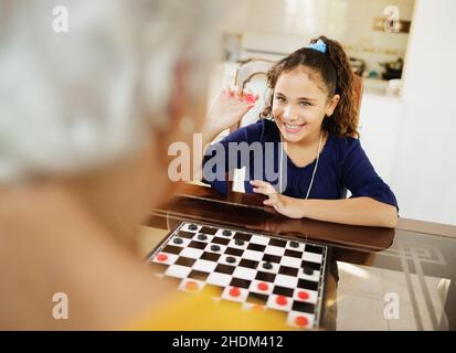 vita domestica, gioco, gioco da tavolo, a casa, vita domestica, vivere, giocare, giochi da tavolo Foto Stock