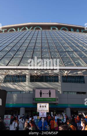 Tokyo, Giappone. 13th Dic 2021. La gente aspetta fuori dal Tokyo Dome per assistere ad un concerto dal gruppo pop giapponese AAA (Attack all areas) a Tokyo. (Foto di Damon Coulter/SOPA Images/Sipa USA) Credit: Sipa USA/Alamy Live News Foto Stock