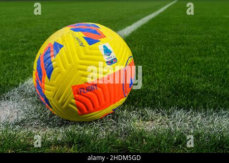 Serie A ball in campo prima della Serie A match tra US Salernitana e Venezia FC allo Stadio Arechi il 06 gennaio 2022 a Salerno, Italia. Il team SALERNITANA DEGLI STATI UNITI ha contato almeno 9 giocatori positivi a causa dell'espansione della variante Sars Cov19 Omicron Foto Stock