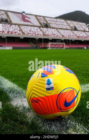 Serie A ball in campo prima della Serie A match tra US Salernitana e Venezia FC allo Stadio Arechi il 06 gennaio 2022 a Salerno, Italia. Il team SALERNITANA DEGLI STATI UNITI ha contato almeno 9 giocatori positivi a causa dell'espansione della variante Sars Cov19 Omicron Foto Stock