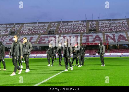 I giocatori del Venezia FC in campo prima della Serie A partita tra US Salernitana e Venezia FC allo Stadio Arechi il 06 gennaio 2022 a Salerno, Italia. Il team SALERNITANA DEGLI STATI UNITI ha contato almeno 9 giocatori positivi a causa dell'espansione della variante Sars Cov19 Omicron. Foto Stock