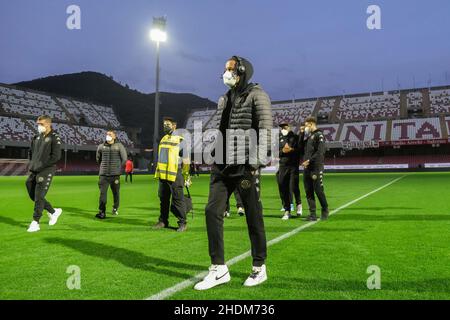 I giocatori del Venezia FC in campo prima della Serie A partita tra US Salernitana e Venezia FC allo Stadio Arechi il 06 gennaio 2022 a Salerno, Italia. Il team SALERNITANA DEGLI STATI UNITI ha contato almeno 9 giocatori positivi a causa dell'espansione della variante Sars Cov19 Omicron. Foto Stock