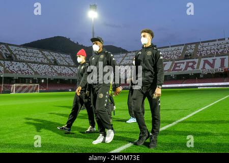 I giocatori del Venezia FC in campo prima della Serie A partita tra US Salernitana e Venezia FC allo Stadio Arechi il 06 gennaio 2022 a Salerno, Italia. Il team SALERNITANA DEGLI STATI UNITI ha contato almeno 9 giocatori positivi a causa dell'espansione della variante Sars Cov19 Omicron. Foto Stock