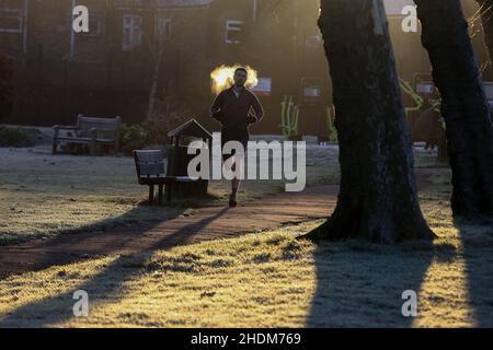 Londra, Regno Unito. 06th Jan 2022. Un uomo scherza all'alba in una mattinata gelida con temperature inferiori a zero nella capitale. Credit: SOPA Images Limited/Alamy Live News Foto Stock