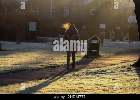 Londra, Regno Unito. 06th Jan 2022. Una donna cammina all'alba in una mattinata gelida con temperature sotto zero nella capitale. Credit: SOPA Images Limited/Alamy Live News Foto Stock