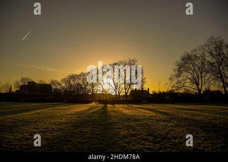 Londra, Regno Unito. 06th Jan 2022. Un paesaggio coperto di gelo all'alba a Londra con temperature inferiori a zero nella capitale. Credit: SOPA Images Limited/Alamy Live News Foto Stock